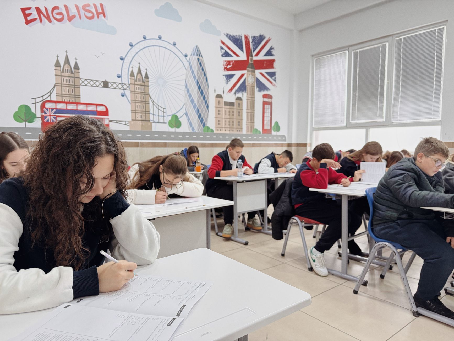 Studenci na lekcji angielskiego w sali z motywem Londynu
