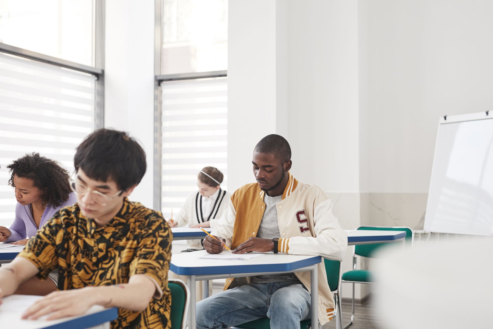 Studenci na uczelni piszą egzamin pisemny w języku angielskim