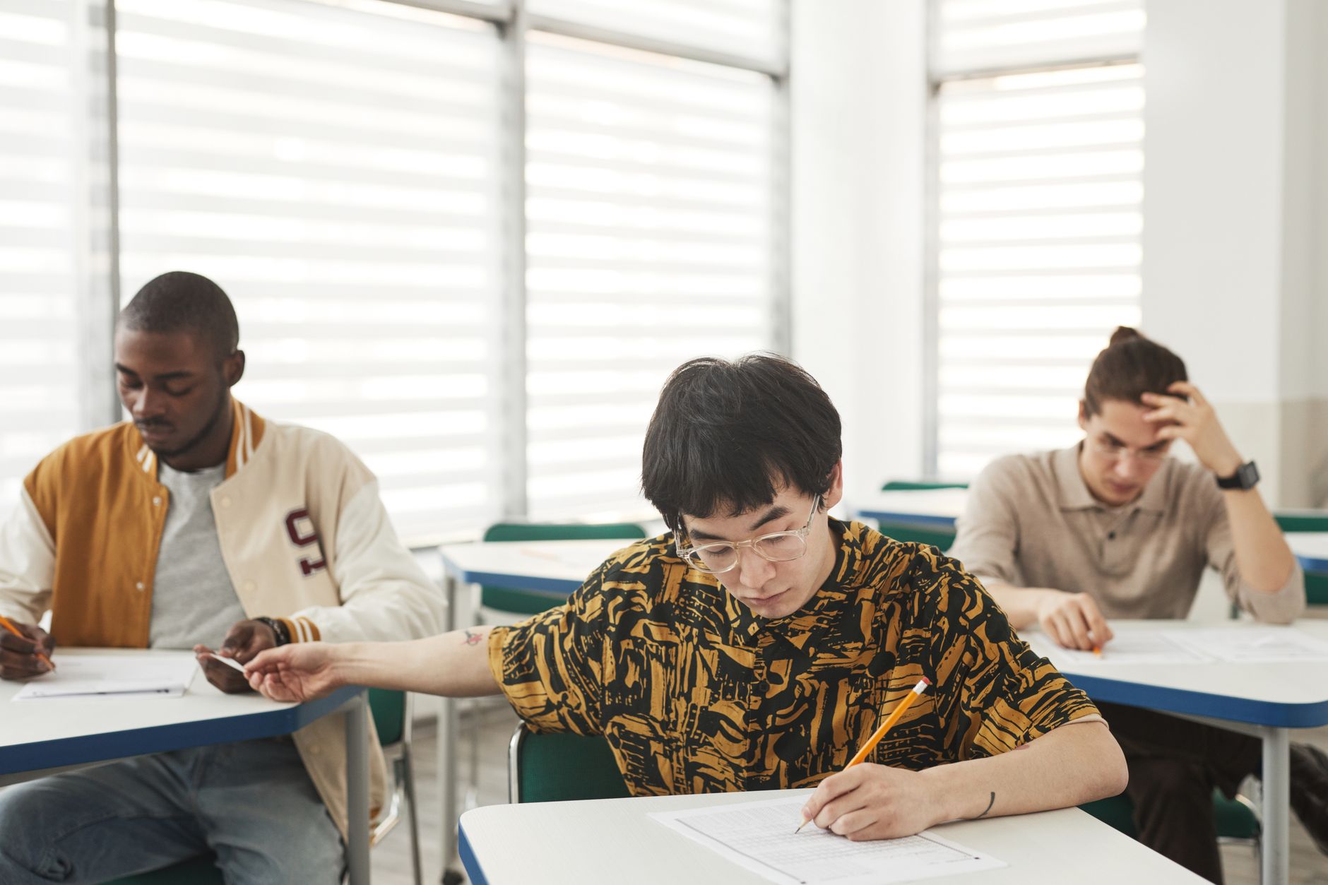Gotowy classification essay po angielsku na temat typów studentów z analizą błędów Studenci różnych narodowości piszący egzamin w sali