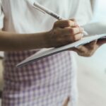 Analytical essay po angielsku: teza, analiza dowodów i układ akapitów
