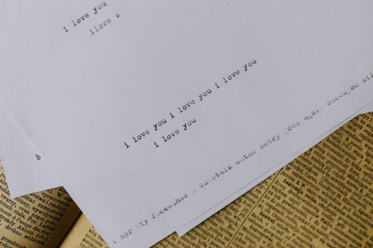 Odręcznie napisane „Kocham cię” na papierze w stylu vintage
